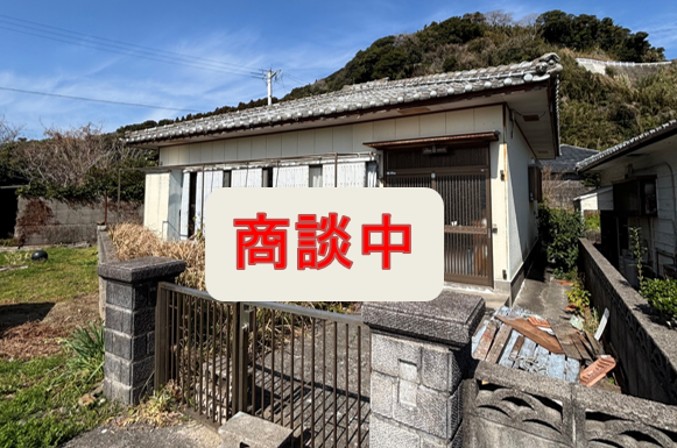 窓から湾を臨む家
