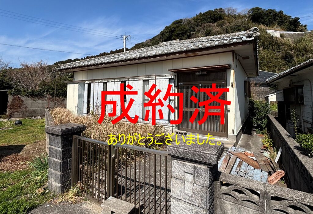 窓から湾を臨む家