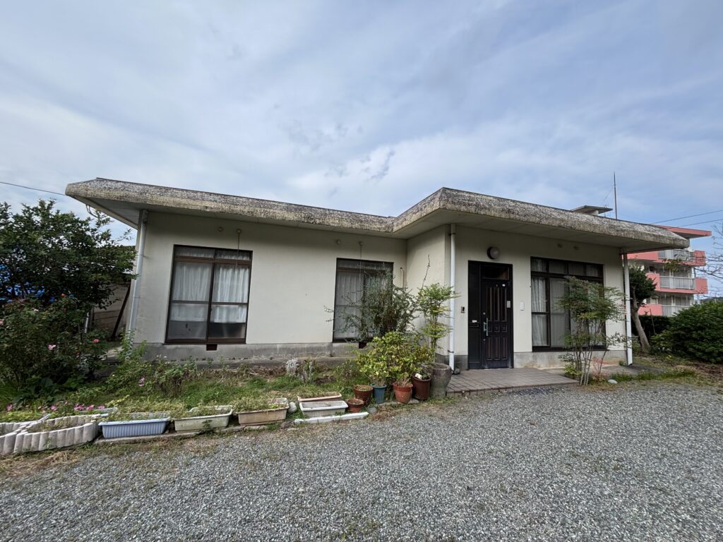 島の風を感じる広々とした庭と畑付き物件、道路向かいにも土地があります。