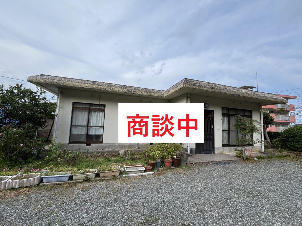 【商談中】　島の風を感じる広々とした庭と畑付き物件、道路向かいにも土地があります。