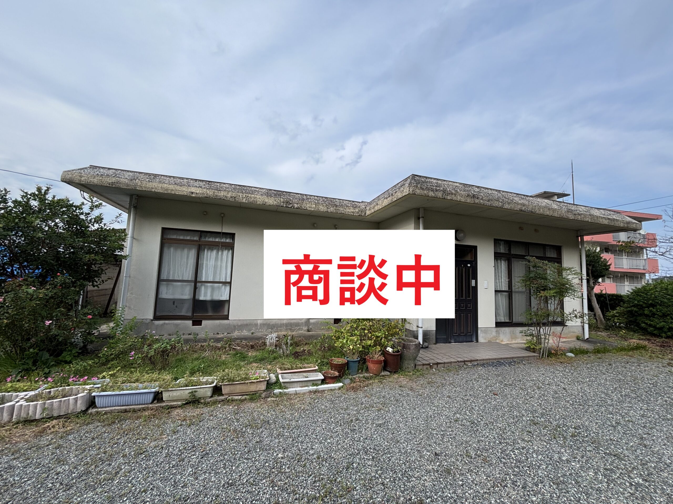 【商談中】　島の風を感じる広々とした庭と畑付き物件、道路向かいにも土地があります。